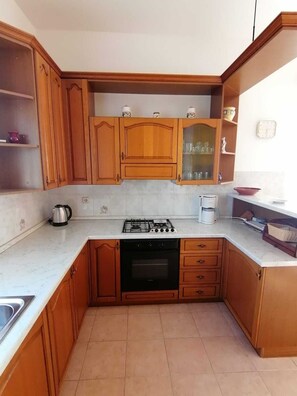 ثلاجة، ميكروويف، فرن، موقد طهي مسطح