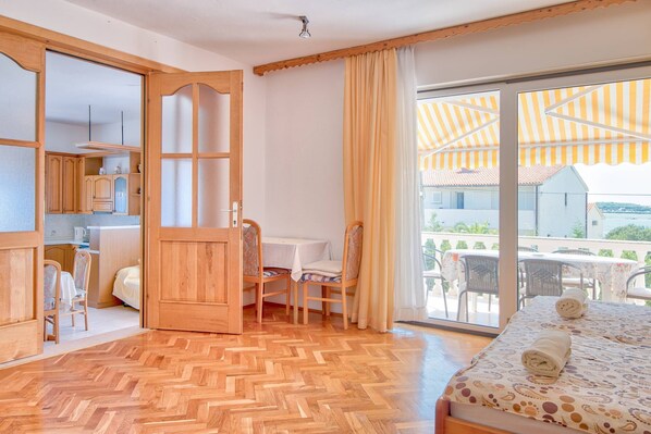 3 عدّة غرف نوم ومكواة/لوح كي وسرير سفر وواي فاي مجانًا