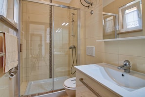 Ensemble douche/baignoire, sèche-cheveux, serviettes fournies, savon