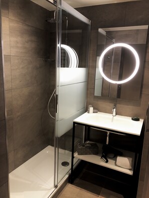 Estudio | Baño | Ducha y bañera combinadas y cabezal de ducha tipo lluvia