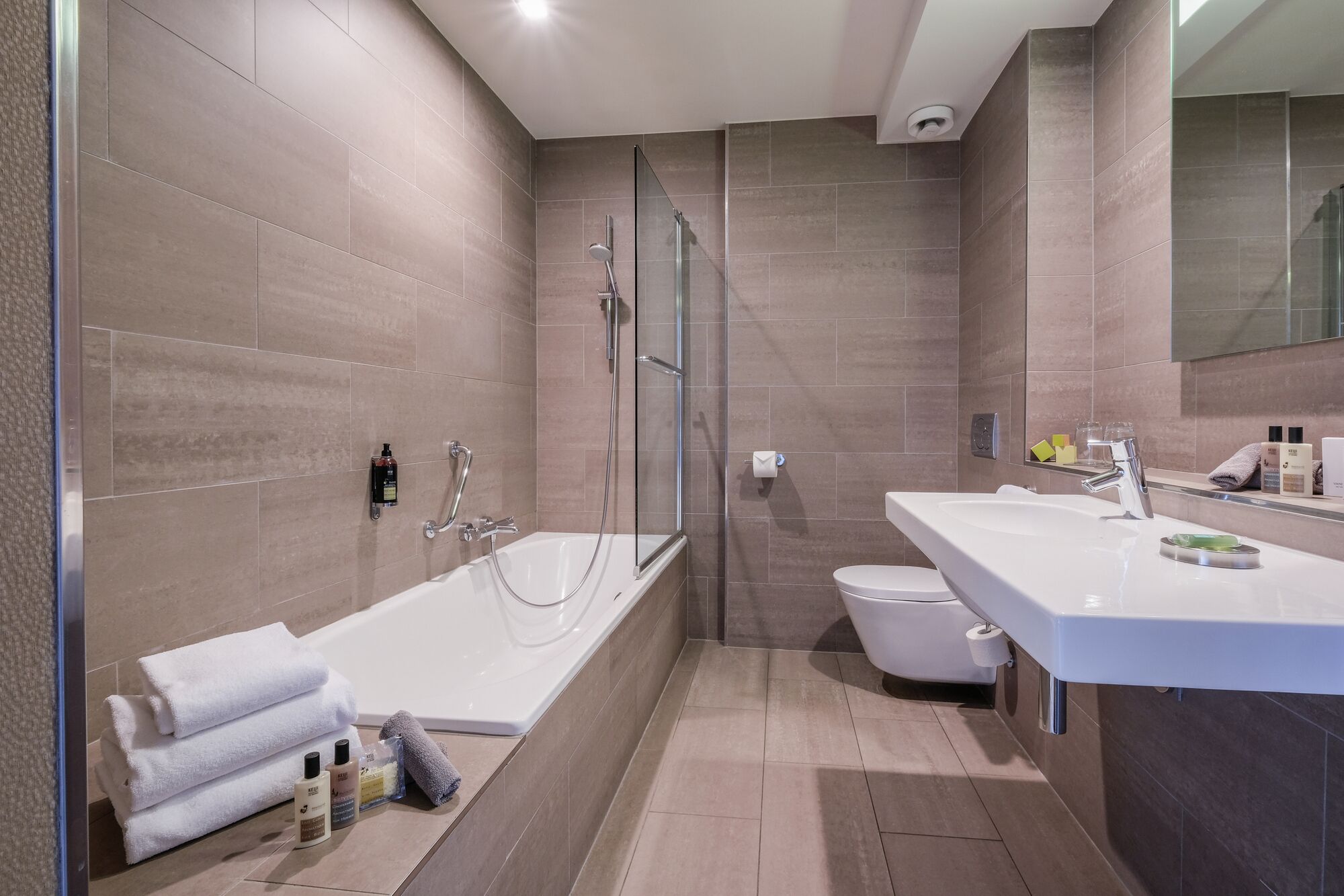 superior room | bathroom | combined shower/bathtub, rainfall showerhead, free toiletries