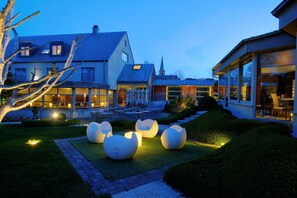 住宿正面 - 傍晚/夜晚