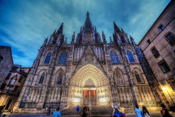 Una catedral de estilo gótico con un gran rosetón central y una fachada detallada.
