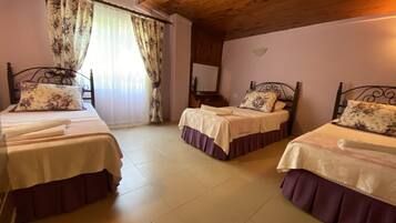 Triple Room | Soundproofing, free cribs/infant beds, free WiFi, bed sheets