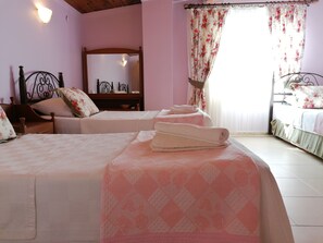Triple Room | Soundproofing, free cribs/infant beds, free WiFi, bed sheets - Maviev Otel (Cesme)