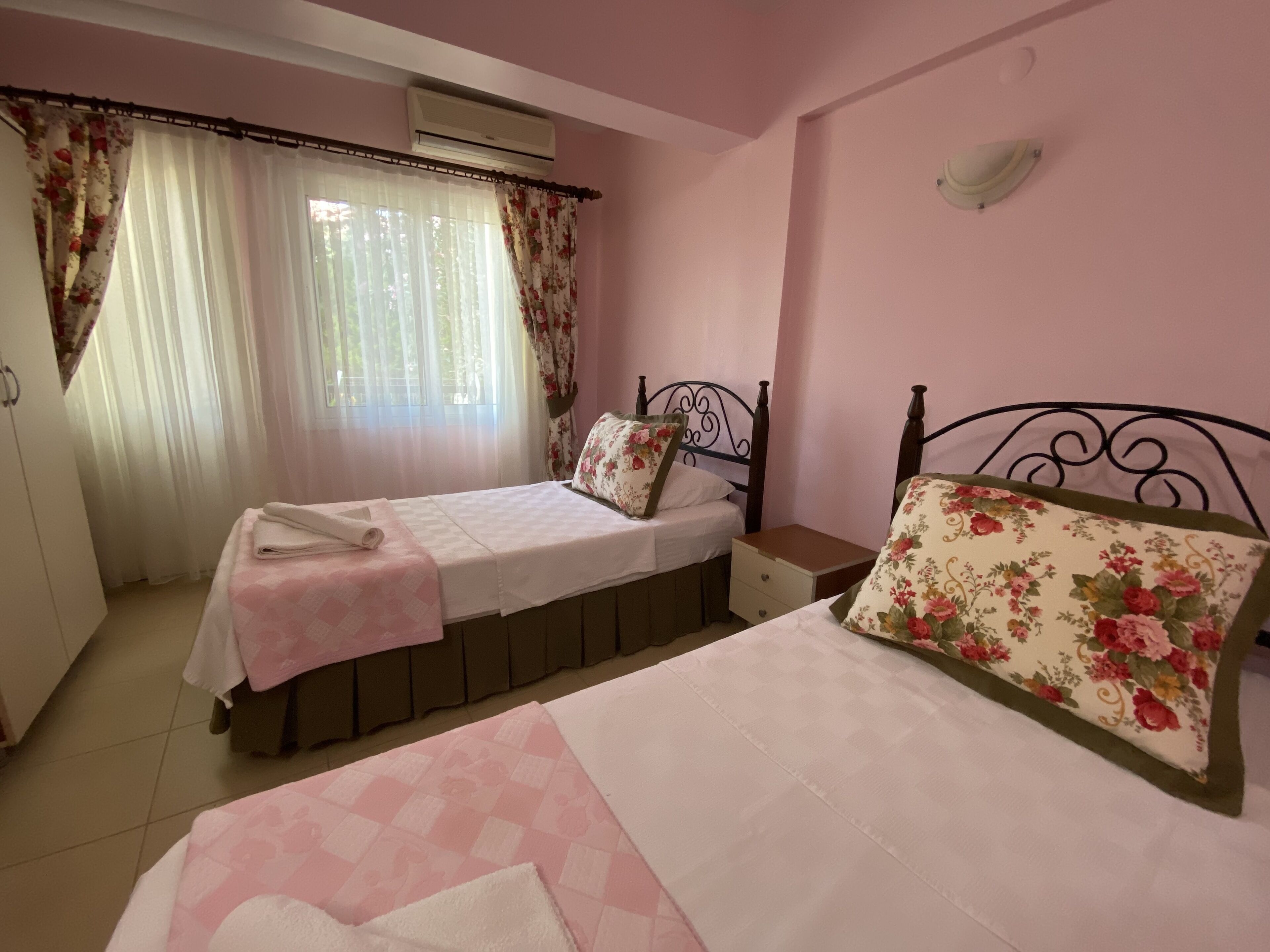 1 bedroom, soundproofing, free cots/infant beds, free wifi