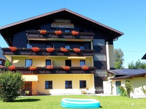 A multi-story building with a sign reading "APPARTMENT" and "Ströbler Frisierstube". - Apartment 3 - Apartment house Roland (Strobl)