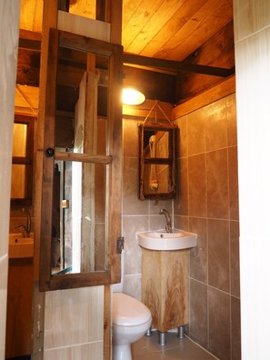 Douche, douche à « effet pluie », articles de toilette gratuits