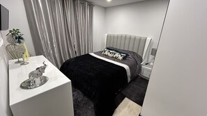 2 habitaciones, tabla de planchar con plancha y cuna de viaje 