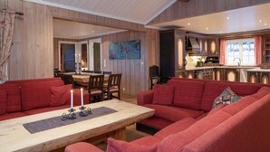 Huisje, meerdere slaapkamers | Woonruimte | Een flatscreentelevisie en een open haard
