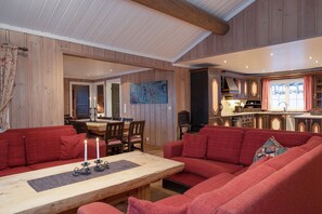 Hytte, flere soverom | Oppholdsområde | Flatskjerm-TV og peis