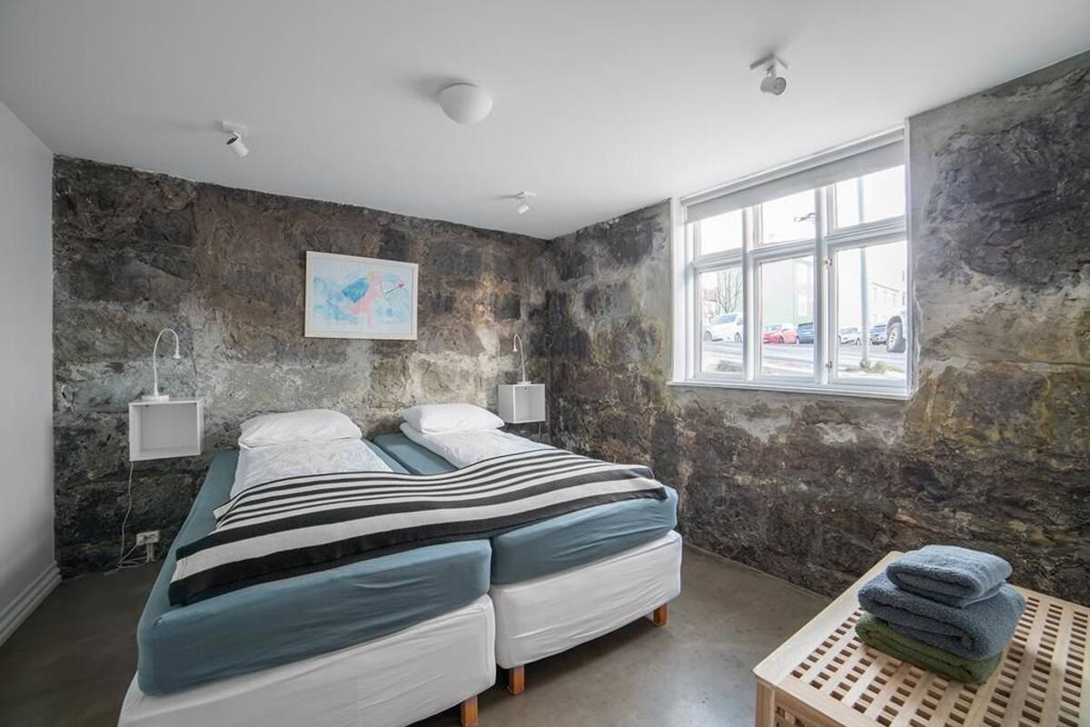 Huoneisto, 2 makuuhuonetta, pohjakerroksessa | Pimennysverhot, ilmaiset vauvansängyt, ilmainen Wi-Fi, vuodevaatteet