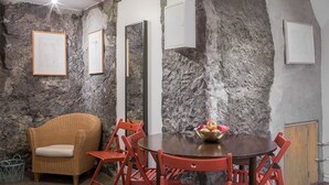 Apartment, 2 Schlafzimmer, Erdgeschoss | Essbereich im Zimmer