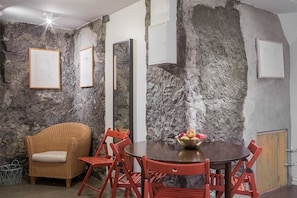 Apartment, 2 Schlafzimmer, Erdgeschoss | Essbereich im Zimmer