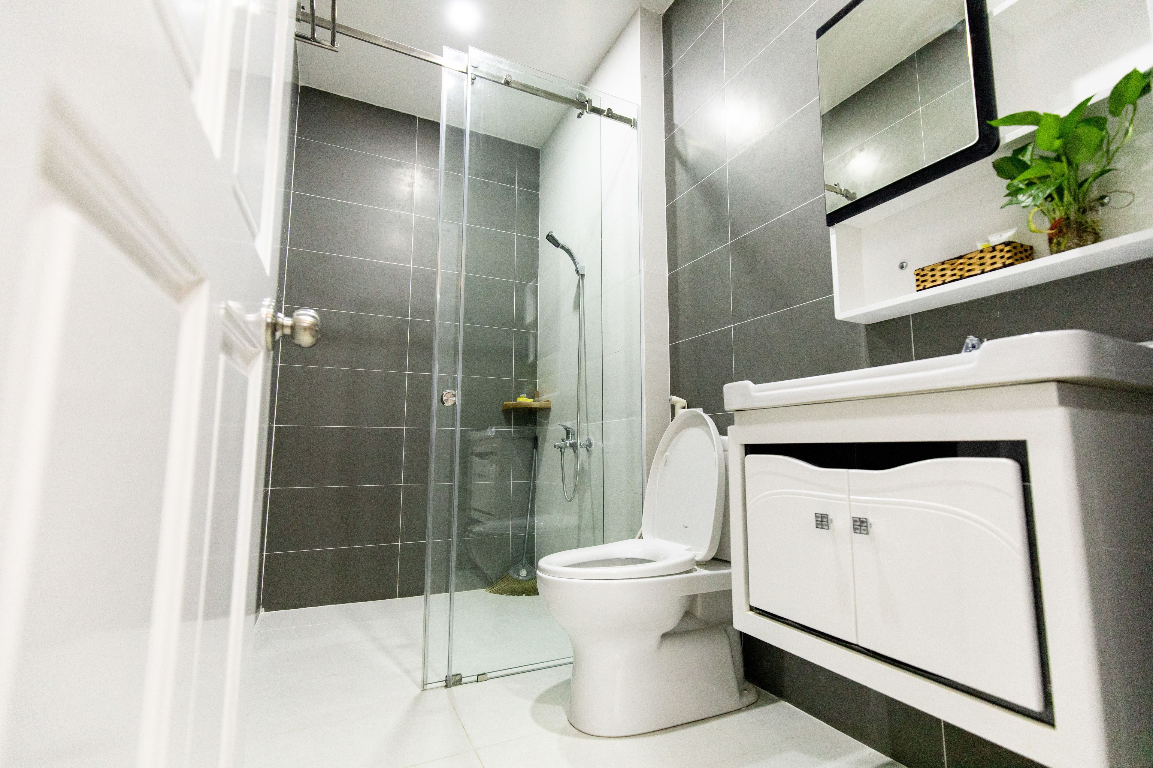 Biệt thự dành cho gia đình, 5 phòng ngủ, có phòng tắm riêng, quang cảnh núi | Phòng tắm | Vòi sen thủy lực, máy sấy tóc, dép đi trong nhà, chậu vệ sinh/vòi rửa 