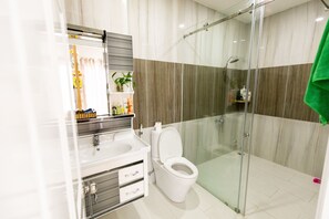 Family Villa, 5 Bedrooms, Ensuite, Mountain View | Bathroom