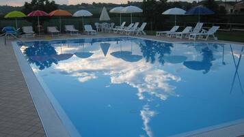 Piscine extérieure (ouverte en saison), parasols de plage
