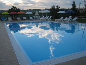 Sesongbasert utendørsbasseng, bassengparasoller og solsenger