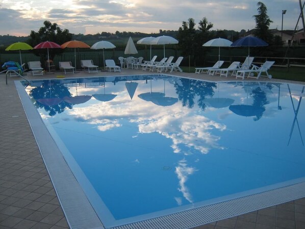 Seasonal outdoor pool, pool umbrellas, pool loungers - Agriturismo Trebis (Volta Mantovana)