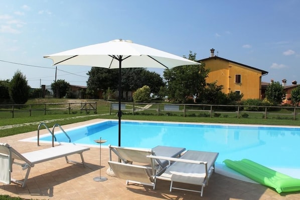 Kauden mukainen ulkouima-allas, aurinkovarjoja, aurinkotuoleja