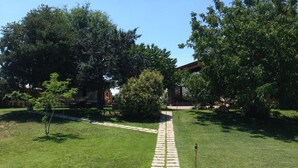 Ein gepflegter Garten mit einem Kiesweg, der zu einem Gebäude führt.
