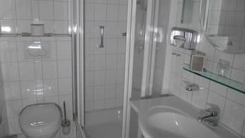 Een haardroger, handdoeken