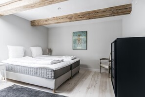 Appartamento Deluxe | 2 camere, una scrivania, ferro/asse da stiro