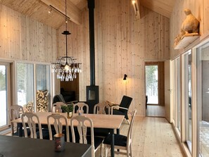 Cabane, 3 chambres | Coin séjour | Télévision à écran plat, cheminée
