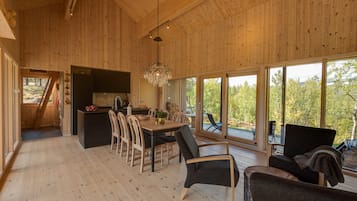 Cabaña, 3 habitaciones | Zona de estar | Una televisión de pantalla plana, una chimenea