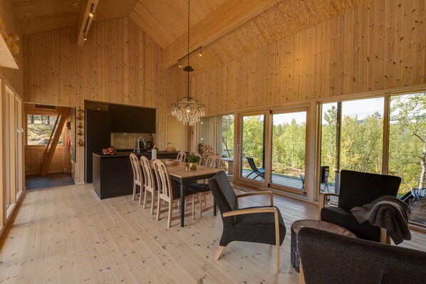 Cabane, 3 chambres | Coin séjour | Télévision à écran plat, cheminée