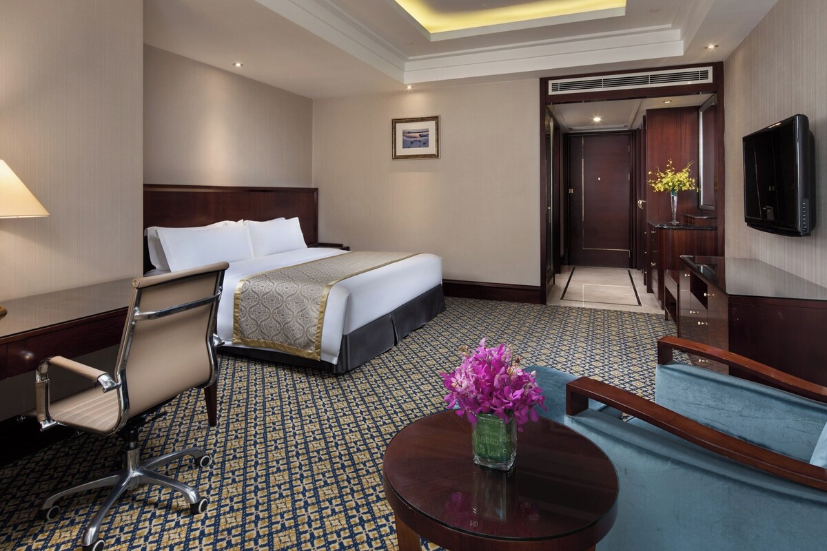 Premium bedding, down duvets, minibar, in-room safe