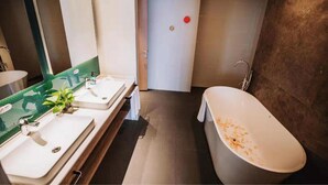 淋浴/浴缸二合一、淋浴花灑、吹風機、拖鞋