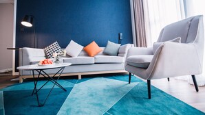 套房, 1 張特大雙人床 (Additional Living Area) | 客房內保險箱、隔音、熨斗/熨衣板、免費無線上網