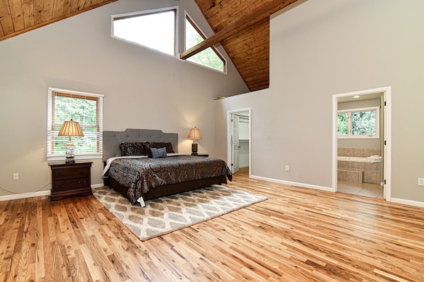 5 bedrooms, iron/ironing board, WiFi, bed sheets