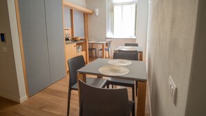 Un espace repas comprenant une table, des chaises et une fenêtre.