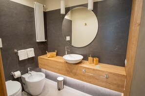 Dobbelt- eller tomannsrom – comfort | Bad | Dusj, hårføner, bidé og håndklær