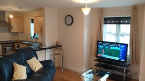 Estudio clásico, 1 cama matrimonial, vista al jardín | Área de sala de estar | Televisión de pantalla plana 