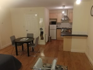 Studio Classique, 1 lit double, vue jardin | Cuisine privée | Grand réfrigérateur, micro-ondes, four, plaque de cuisson