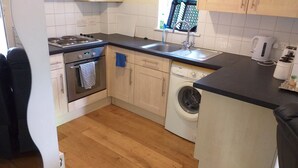 Estudio clásico, 1 cama matrimonial, vista al jardín | Cocina privada | Refrigerador con congelador, microondas, horno y parrilla de estufa 