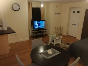 Classic Studio, 1 Double Bed, Garden View | Living room | Flat-screen TV