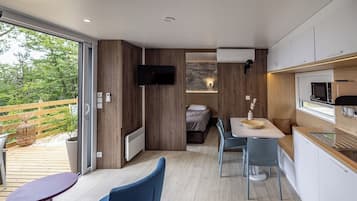 Premium Cottage | Living area | Flat-screen TV