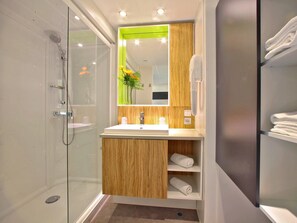 Ducha, secador de pelo, toallas