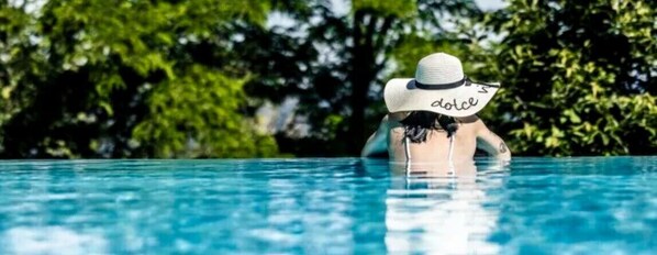 Indoor pool, seasonal outdoor pool, pool umbrellas, pool loungers - Village & Spa les Ventoulines (Domme)