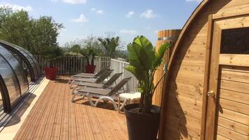 Una piscina techada, una piscina al aire libre de temporada, sombrillas