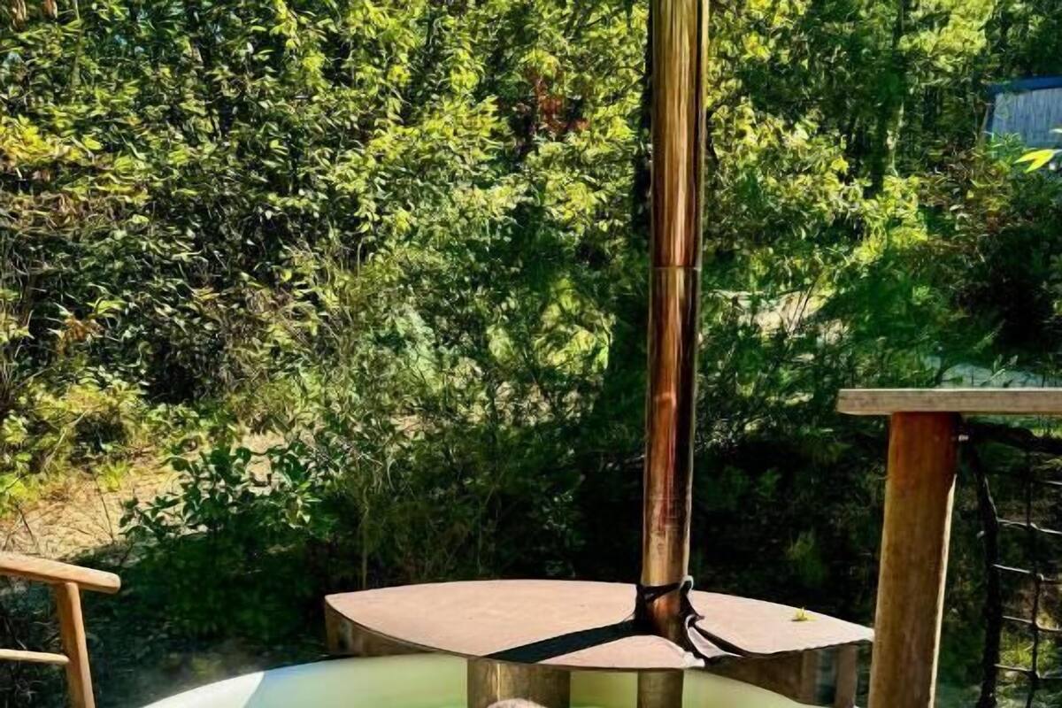 2 quartos, individualmente decorados, individualmente mobiliados