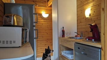 Family Chalet, 2 Bedrooms | Eget kjøkken | Kjøleskap, mikrobølgeovn, kokeplater og oppvaskmaskin