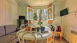 Classic Chalet, 2 Bedrooms | Coin séjour