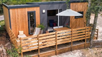 Premium Cottage | Bathroom | Shower, hair dryer, towels