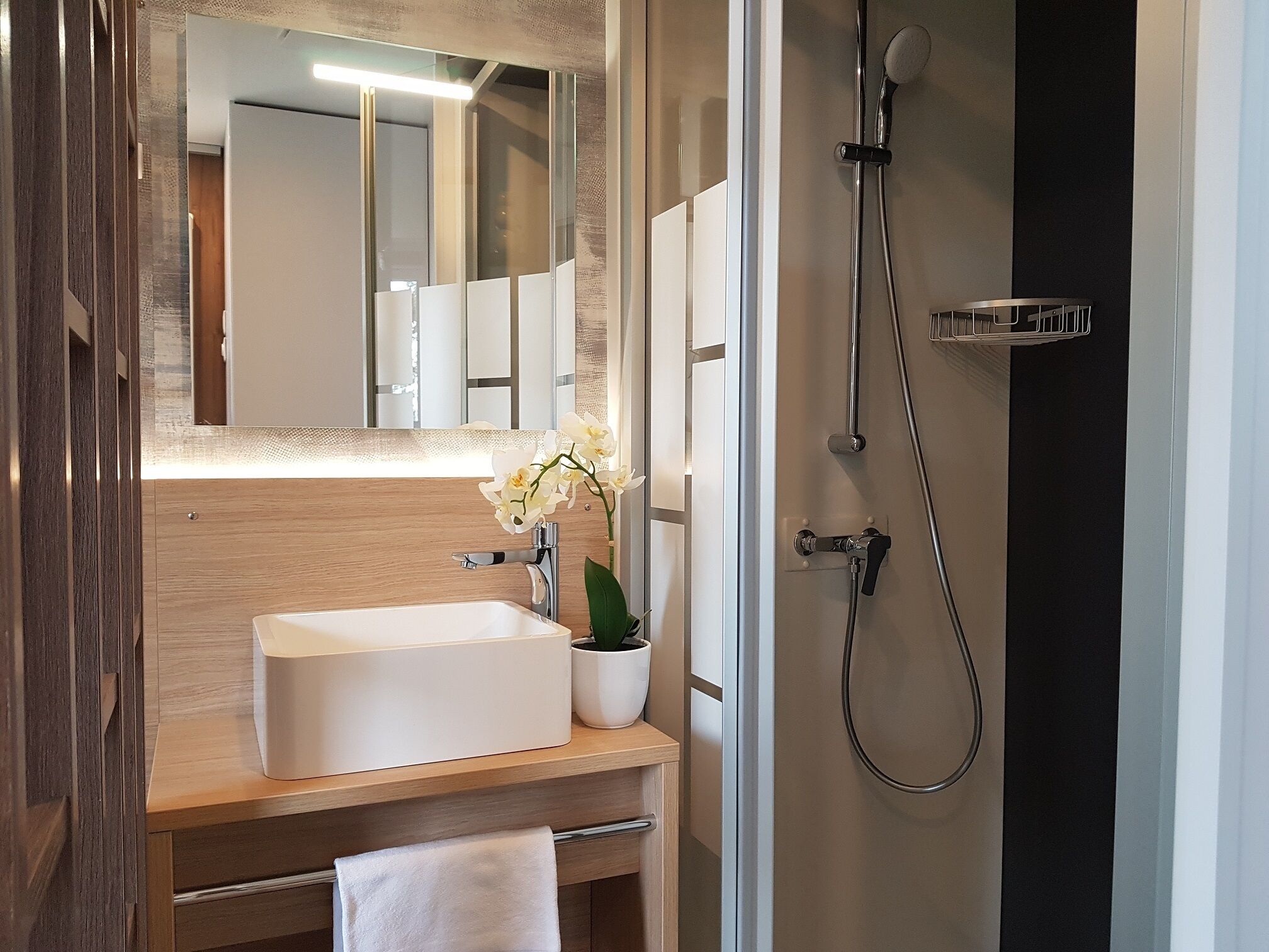 Premium Cottage | Badkamer | Een douche, een haardroger, handdoeken