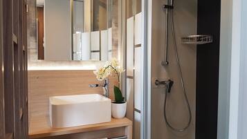 Premium Cottage | Badkamer | Een douche, een haardroger, handdoeken